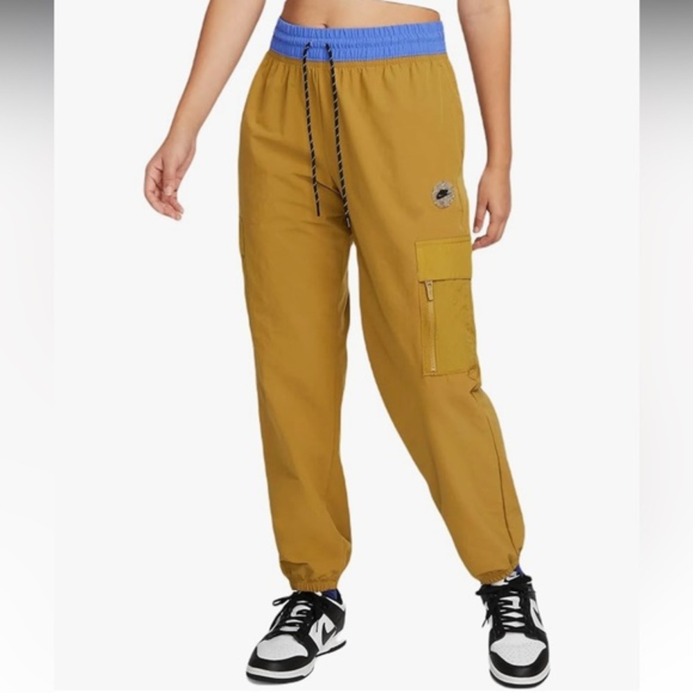 Nike Sportswear Women's Woven Sports Utility Mid-Rise Cargo Pant
